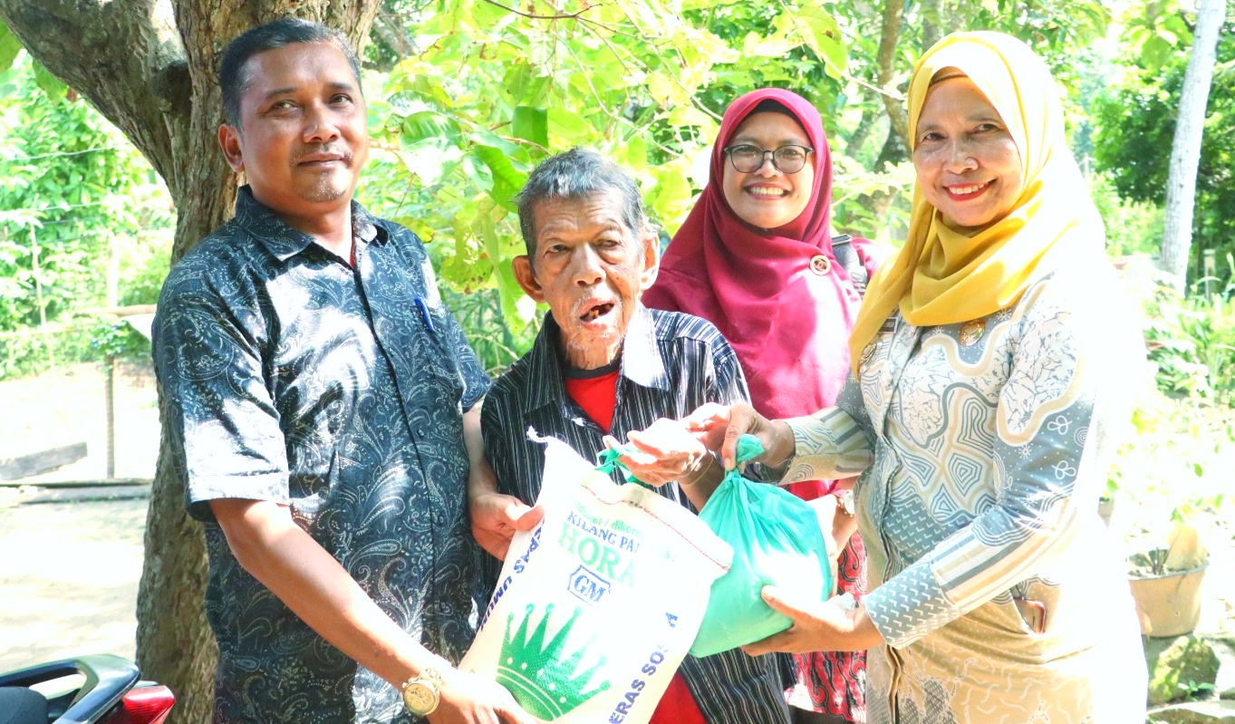 Warga Disabilitas Amansari Dapat Pelayanan Perekaman KTP-el di Rumah dari Pemkab Simalungun
