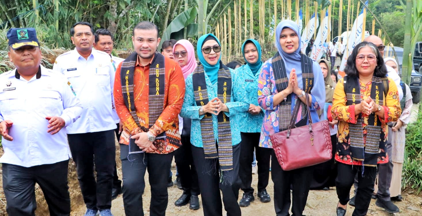 Ketua TP PKK Simalungun Sambut Hangat Tim Evaluasi Nagori Percontohan PTP2WKSS Provinsi Sumatera Utara